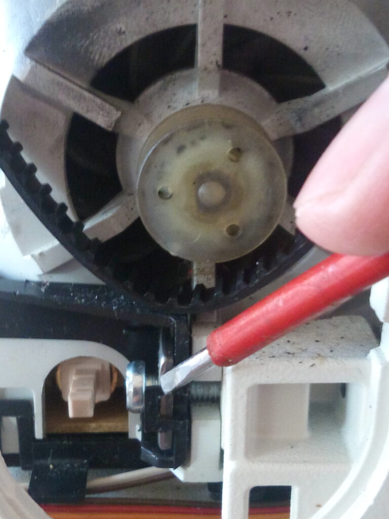 Vermutlich der Grund für den defekt des Schalters, an der Schraube hakte dich Schalterkappe.