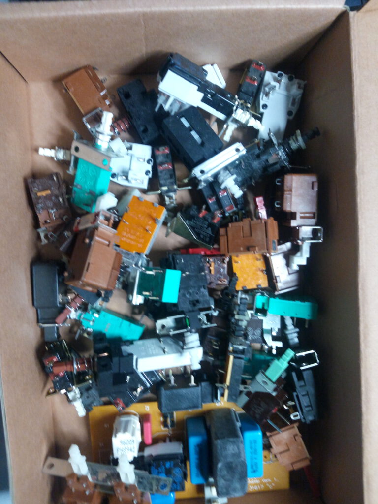 Der Schalter "Zoo" in dieser Kiste lagern verschiedenste Schalter für reparaturen
